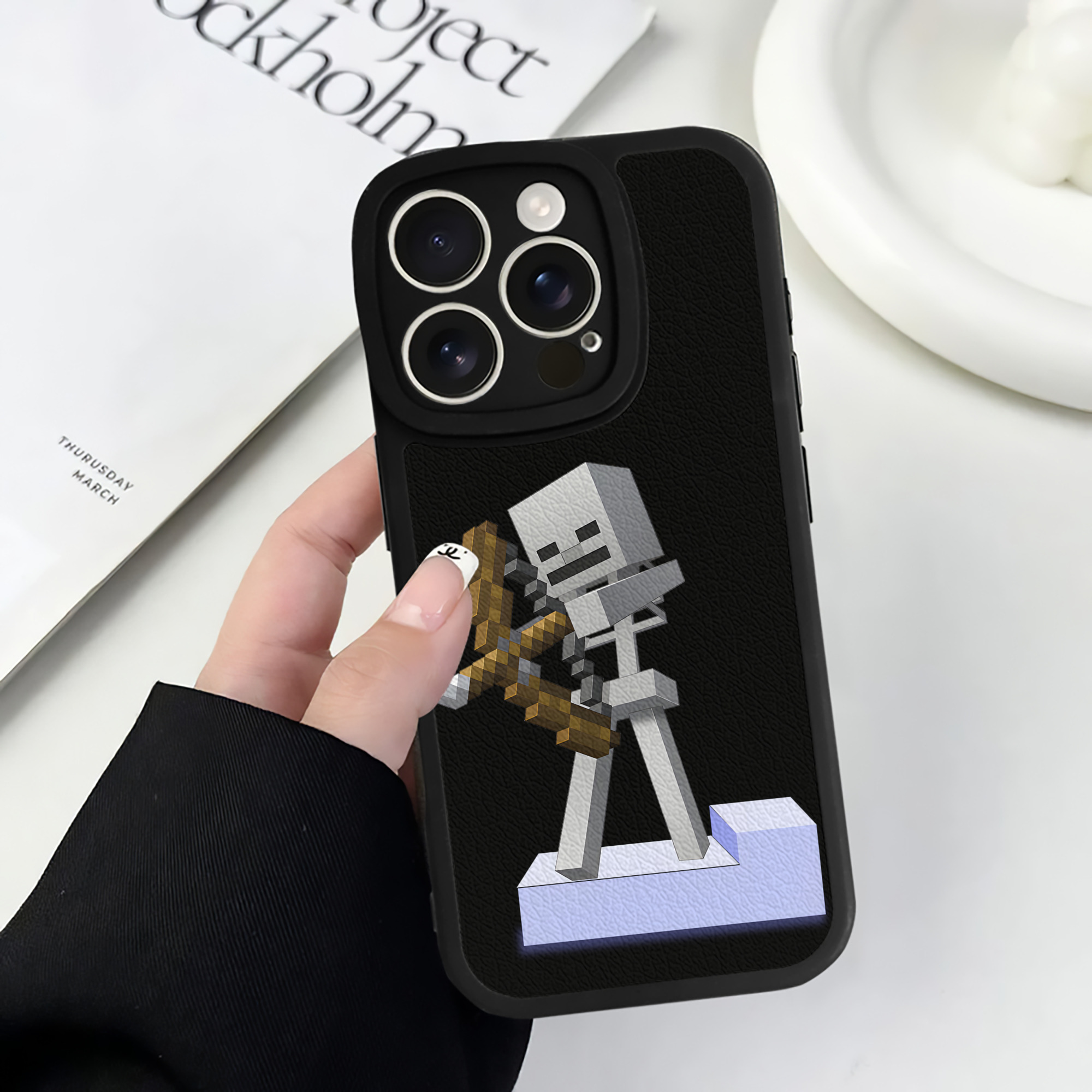 （画像用） マインクラフト ブロックの世界 Minecraft MC Block world 【iPhone 16シリーズ対応】シリコンスマホケース（レザー調） 材質：シリコン